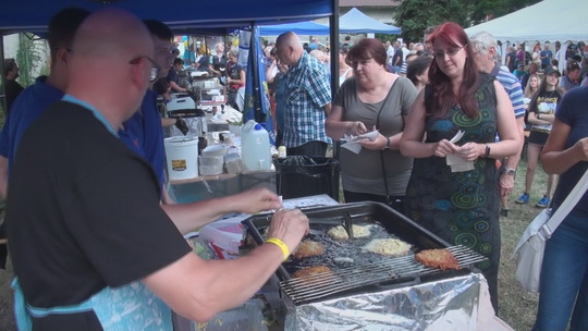 Ve Skřečoni druhý ročník soutěže o nejlepší bramborák - zobrazit video