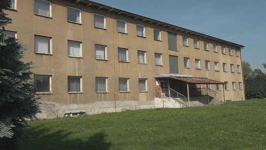 Kdysi chátrající domy nabízejí nové byty a ubytování - show video