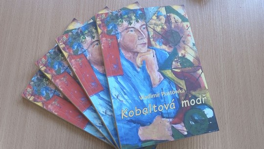 Kobaltová modř Vladimíra Pustówky s návratem do mládí - przedstawić wideo