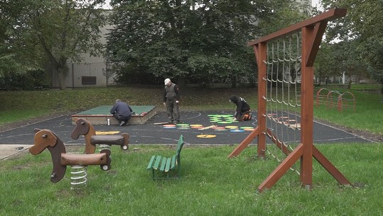 Zahrada mateřinky v Tovární ulici s novými hřišti - przedstawić wideo