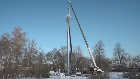 Domácí větrná elektrárna poblíž centra Bohumína - show video