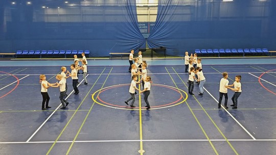Tančí celá škola, ZŠ Skřečoň na vlně Stardance - zobrazit video