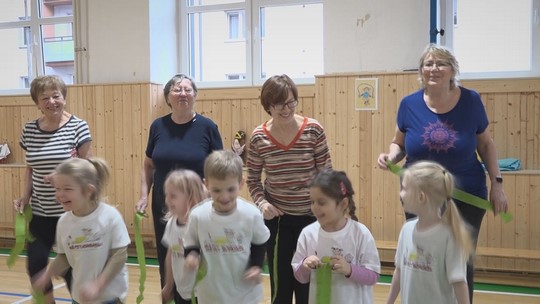Předškoláci a senioři spolu ve sportovním - zobrazit video