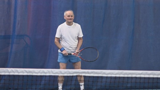 Devadesátiletý Oldřich Štverka aktivně hraje tenis - zobrazit video