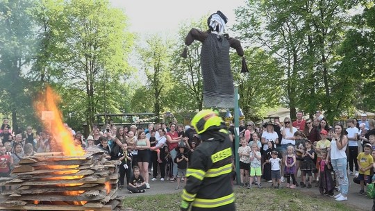 Pálení čarodějnic přilákalo celé rodiny - zobrazit video