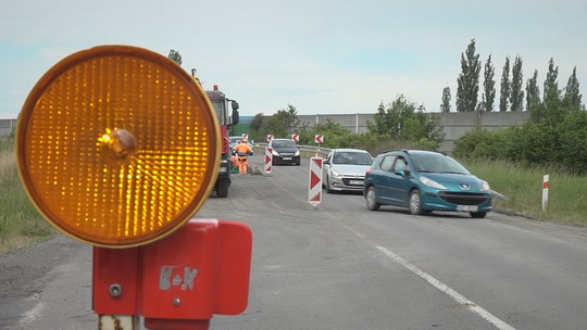 Nová Ves: zpomalovací ostrůvek a chodník - show video