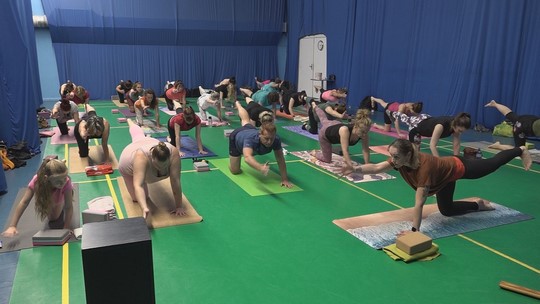 Jógu cvičili v doprovodu nevšední živé hudby - zobrazit video