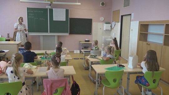 Školáci dostali vysvědčení, začaly prázdniny - show video
