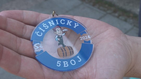 Číšnický pětiboj s nevšedními disciplínami - zobrazit video
