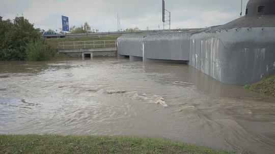 Povodeň se valí na Bohumín, hasiči zasahují - zobrazit video