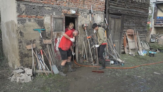 Materiální pomoc a dobrovolníci z celého Česka - zobrazit video