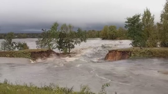 Protržený břeh stružky, poškozený val hráze - zobrazit video