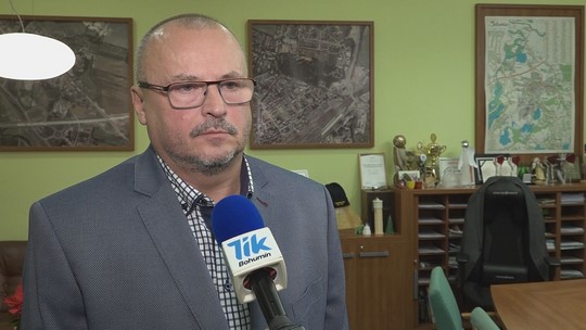 Petr Vícha po 30 letech opouští post starosty - zobrazit video