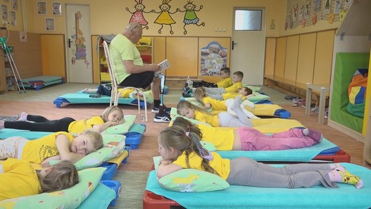 Děti ve Starém Bohumíně zaujal čtecí dědeček - zobrazit video