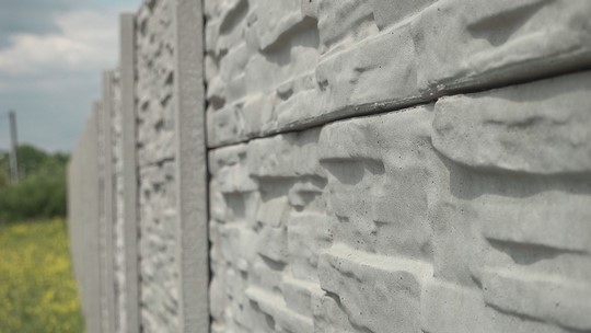 Betonové a jiné „plné“ ploty v křižovatkách - zobrazit video
