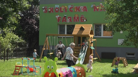 Děti a zvířátka spolu, otevřela Školička na farmě - zobrazit video