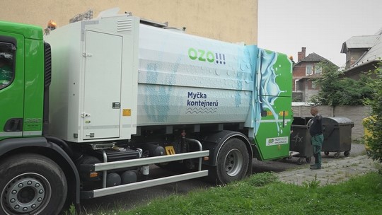 Mobilní myčka sídlištních kontejnerů - zobrazit video