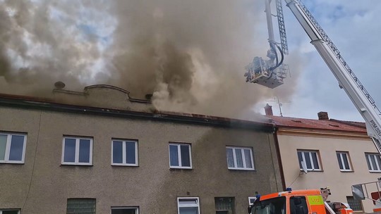 Požár bytového domu ve Skřečoni - przedstawić wideo