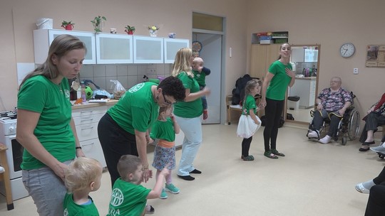 Dobrovolnický Adráček propojuje svět dětí a seniorů - show video
