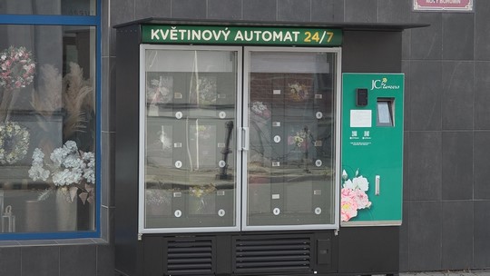 Automaty na květiny i svíčkovou s knedlíkem - show video