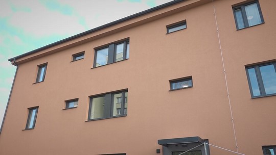 Nová Faja, rekonstruovanou část vybavují nábytkem - przedstawić wideo