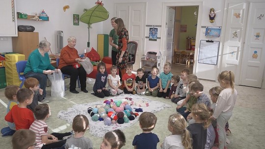 Sbírka pletací příze spojila generace - przedstawić wideo