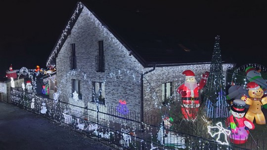 Světelný vánoční dům jako od Kevina letos pomáhá - zobrazit video