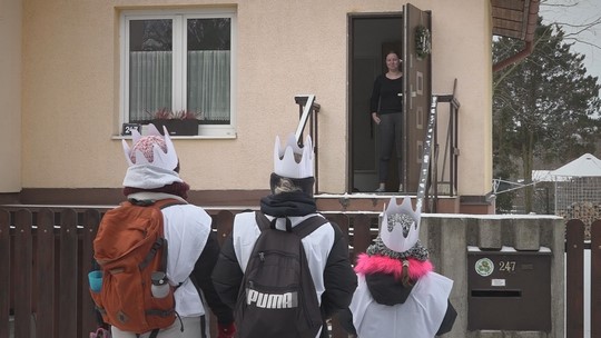 Tříkrálová sbírka 2026 a koledníci v ulicích - przedstawić wideo