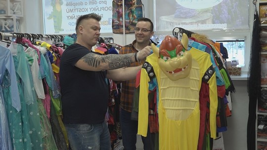 Horník vyměnil důl za obchod s kostýmy - show video