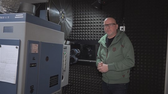 Sběratel promítaček fandou klasického filmu - przedstawić wideo