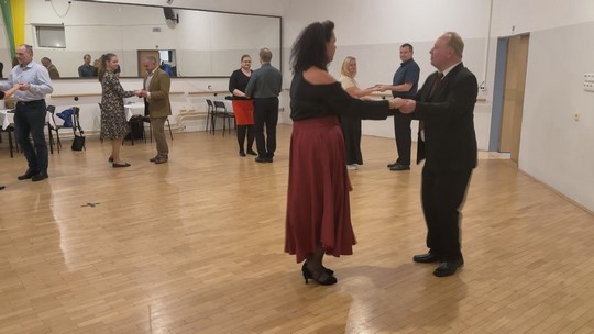 Taneční kurzy pro dospělé jsou zpět - przedstawić wideo