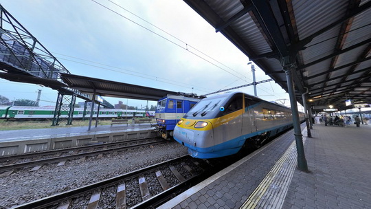 Pendolino na dworcu kolejowym - widok z przodu - Zwiedzanie wirtualne