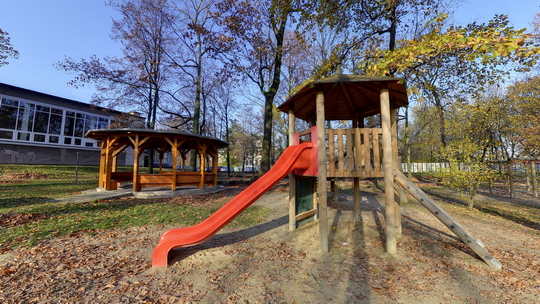Základní škola Bezručova - školní dvůr a hřiště - Show virtual view
